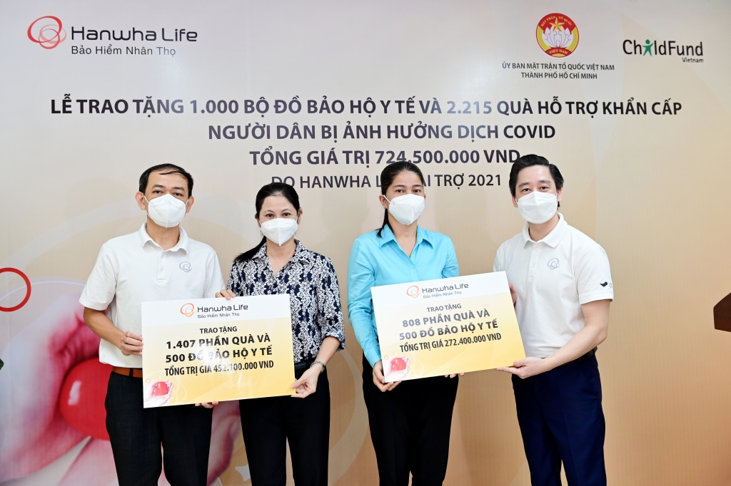 Ông Đào Duy Ninh và ông Bùi Quang Nam đại diện Hanwha Life Việt Nam trao tặng 2.215 phần quà và 1.000 bộ đồ bảo hộ cho Ủy Ban MTTQ Việt Nam của huyện Bình Chánh và quận Bình Thạnh