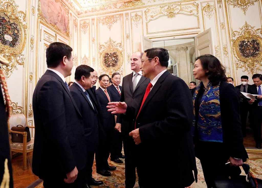 Thủ tướng Phạm Minh Chính giới thiệu với Thủ tướng Pháp Jean Castex các thành viên đoàn đại biểu cấp cao Việt Nam thăm Pháp