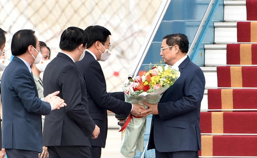 Thủ tướng Phạm Minh Chính và đoàn đại biểu cấp cao Việt Nam về tới sân bay Nội Bài, Thủ đô Hà Nội
