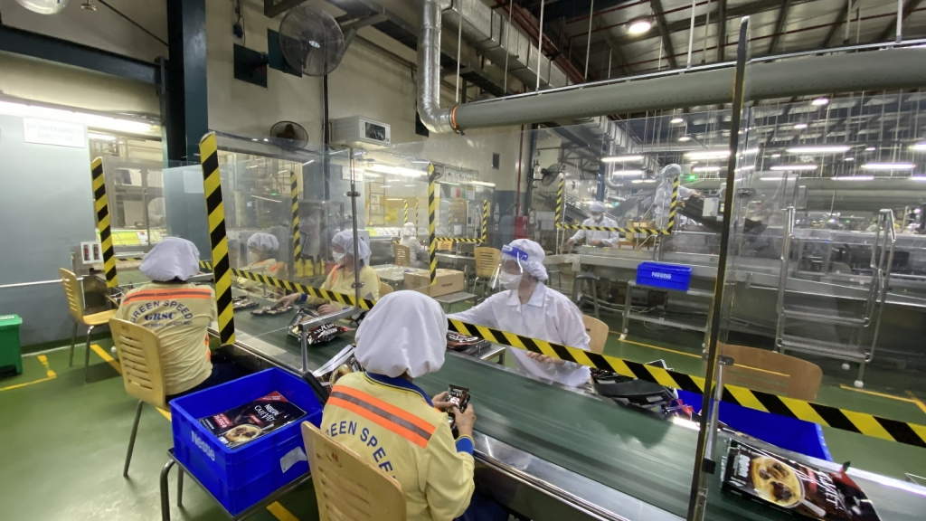 Nhân viên đang làm việc ở khâu đóng gói thành phẩm tại nhà máy Nestlé.