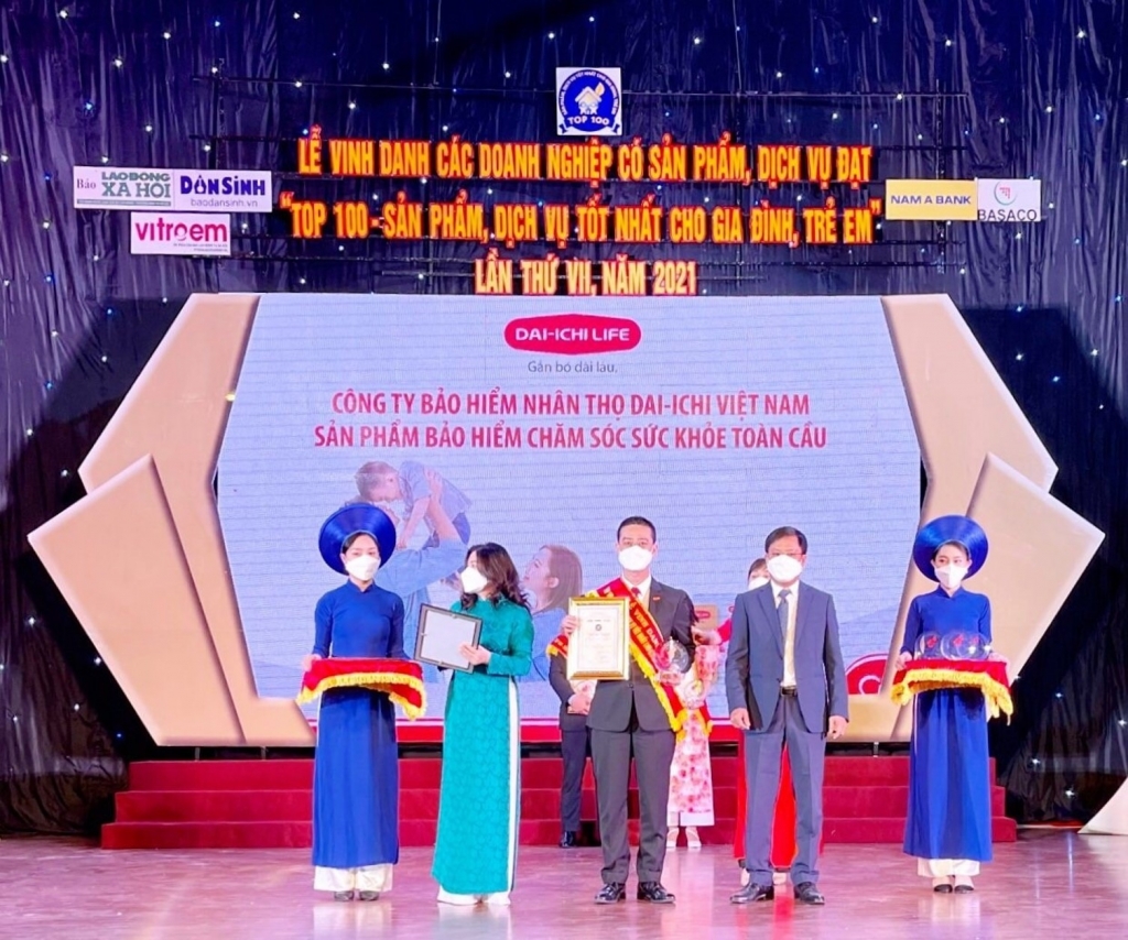 Ông Ngô Việt Phương – Phó Tổng Giám đốc Kinh doanh Dai-ichi Life Việt Nam nhận giải thưởng “Top 100 - Sản phẩm, Dịch vụ tốt nhất cho Gia đình, Trẻ em” năm 2021