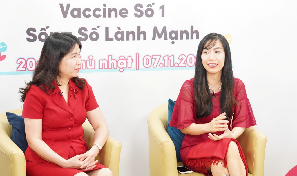 Bà Nguyễn Thị Nga và bà Nguyễn Phương Linh nhận định sự trợ giúp của phụ huynh và giáo viên sẽ là lá chắn vững mạnh cho con trẻ khi phát triển trên không gian mạng