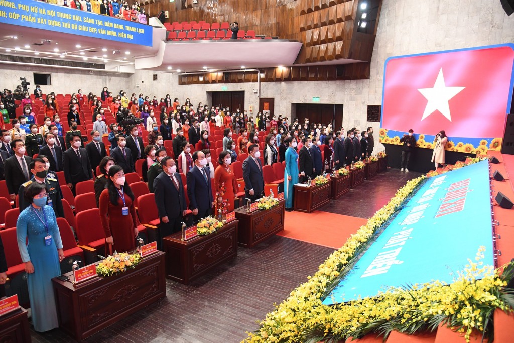 Các đại biểu dự Đại hội đại biểu Phụ nữ thành phố Hà Nội lần thứ XVI nhiệm kỳ 2021-2026 làm lễ chào cờ
