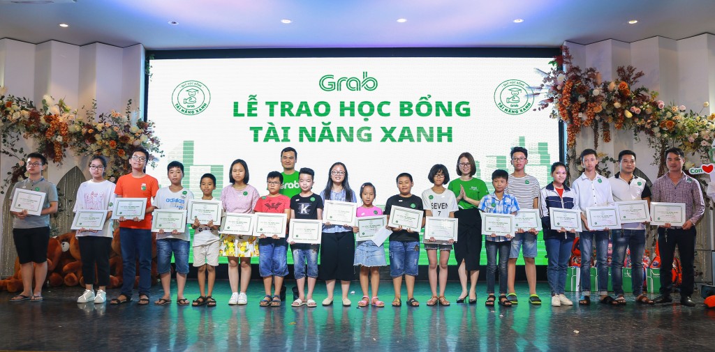 Hình ảnh Grab trao học bổng cho con em đối tác tài xế vào năm 2019 (1)