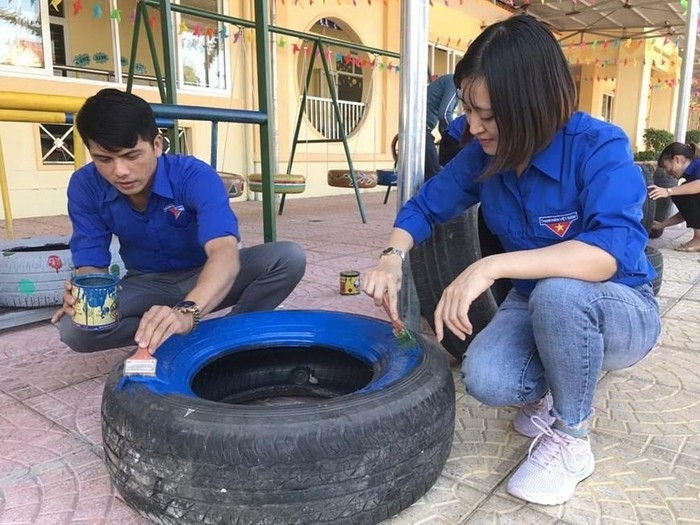 Đoàn viên thanh niên sơn và trang trí cho lốp xe