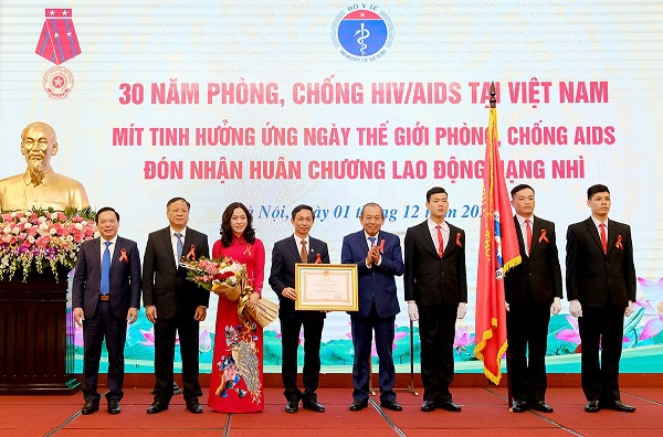 Phó Thủ tướng thường trực Chính phủ Trương Hòa Bình trao Huân chương Lao động hạng Nhì cho Cục Phòng, chống HIV/AIDS