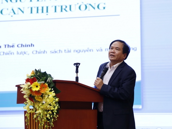 PGS.TS Nguyễn Thế Chinh, Viện trưởng Viện Chiến lược, Chính sách tài nguyên và môi trường phát biểu  tại Hội thảo khoa học “Giải pháp xanh cho nguồn nước”