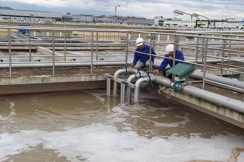 Công nhân vận hàng hệ thống xử lý nước thải tại NM xử lý nước thải tập trung trong KCN Điềm Thụy, Thái Nguyên