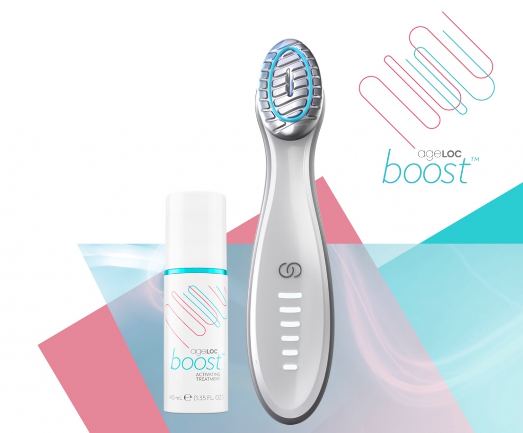 Bộ sản phẩm ageLOC Boost bao gồm thiết bị ageLOC Boost với bộ sạc từ tính và sản phẩm đi cùng ageLOC Boost Activating Treatment