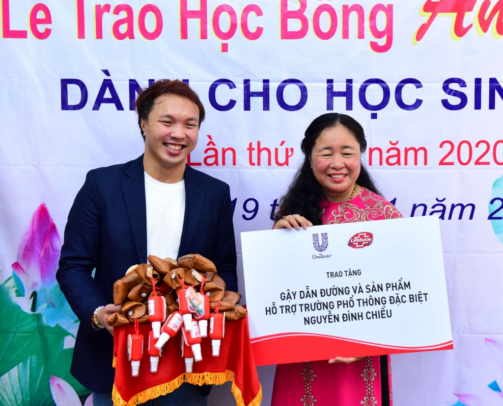 Ông Mai Ngọc Nhân - Đại diện nhãn hàng Lifebuoy Việt Nam, trao tặng gậy dẫn đường và sản phẩm hỗ trợ cho trường Phổ thông đặc biệt Nguyễn Đình Chiểu