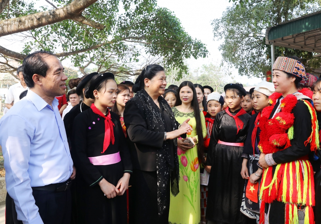 Đồng chí Tòng Thị Phóng, Ủy viên Bộ Chính trị, Phó Chủ tịch thường trực Quốc hội thăm và trò chuyện với giáo viên, học sinh Trường Trung học cơ sở Dân tộc nội trú huyện Na Hang (tỉnh Tuyên Quang) _Ảnh: TTXVN