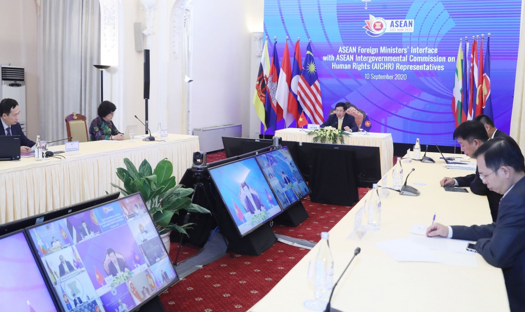Ủy viên Bộ Chính trị, Phó Thủ tướng Chính phủ, Bộ trưởng Bộ Ngoại giao Phạm Bình Minh chủ trì Hội nghị Bộ trưởng Ngoại giao ASEAN và đại diện của Ủy ban liên chính phủ ASEAN về nhân quyền (AICHR) bằng hình thức trực tuyến, ngày 10-9-2020 _Ảnh: TTXVN