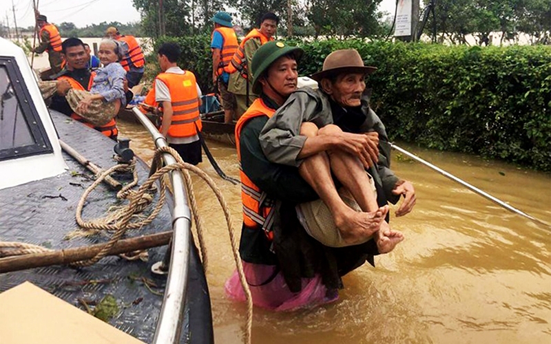 Xúc động hình ảnh lực lượng chức năng Việt Nam đưa người dân ra khỏi vùng ngập lụt tại Quảng Trị 