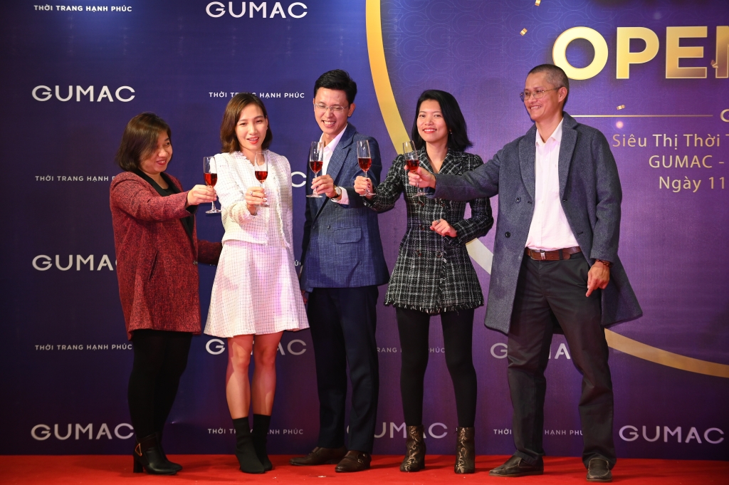Ban giám đốc GUMAC tại buổi lễ khai trương siêu thị Thời trang hạnh phúc Ban giám đốc GUMAC tại buổi lễ khai trương siêu thị Thời trang hạnh phúc