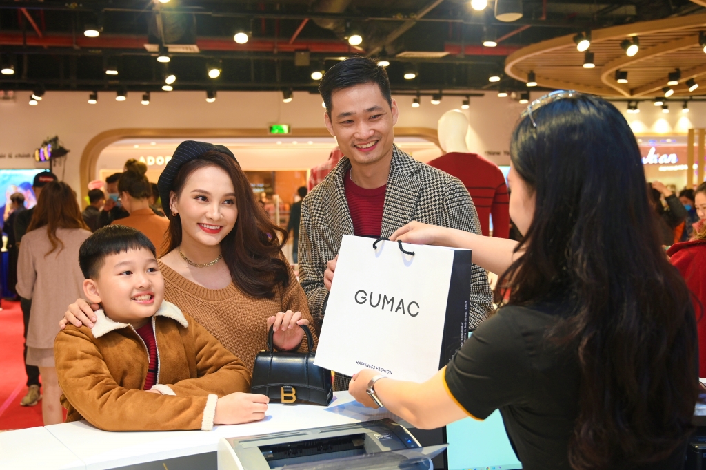 Gia đình diễn viên Bảo Thanh đến tham quan và mua sắm tại Siêu thị Thời trang Hạnh phúc Gia đình diễn viên Bảo Thanh đến tham quan và mua sắm tại Siêu thị Thời trang Hạnh phúc