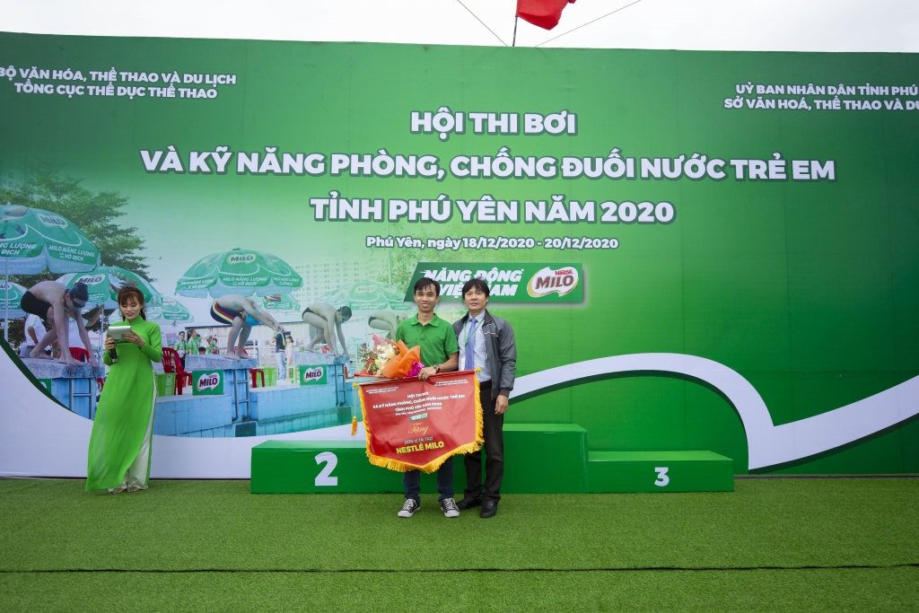 02. Trao tặng quà lưu niệm cho đơn vị tài trợ Nestlé MILO