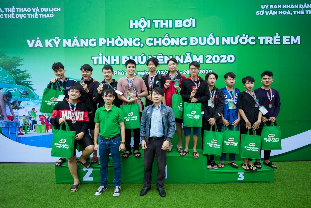 10. Trao giải cho các đội và cá nhân xuất sắc