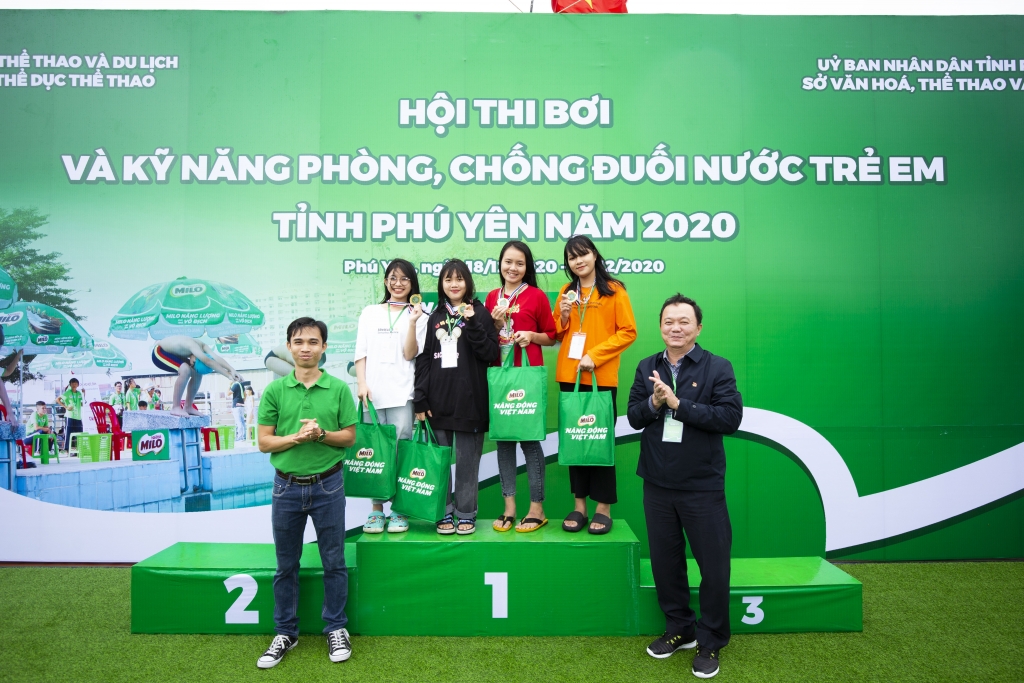 11. Trao giải cho các đội và cá nhân xuất sắc
