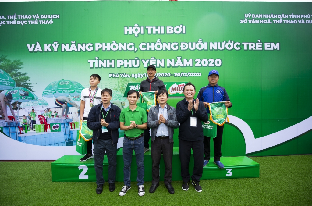 12. Trao giải cho các đội xuất sắc