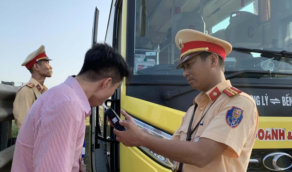 Cán bộ Phòng Cảnh sát giao thông thực hiện kiểm tra nồng độ cồn