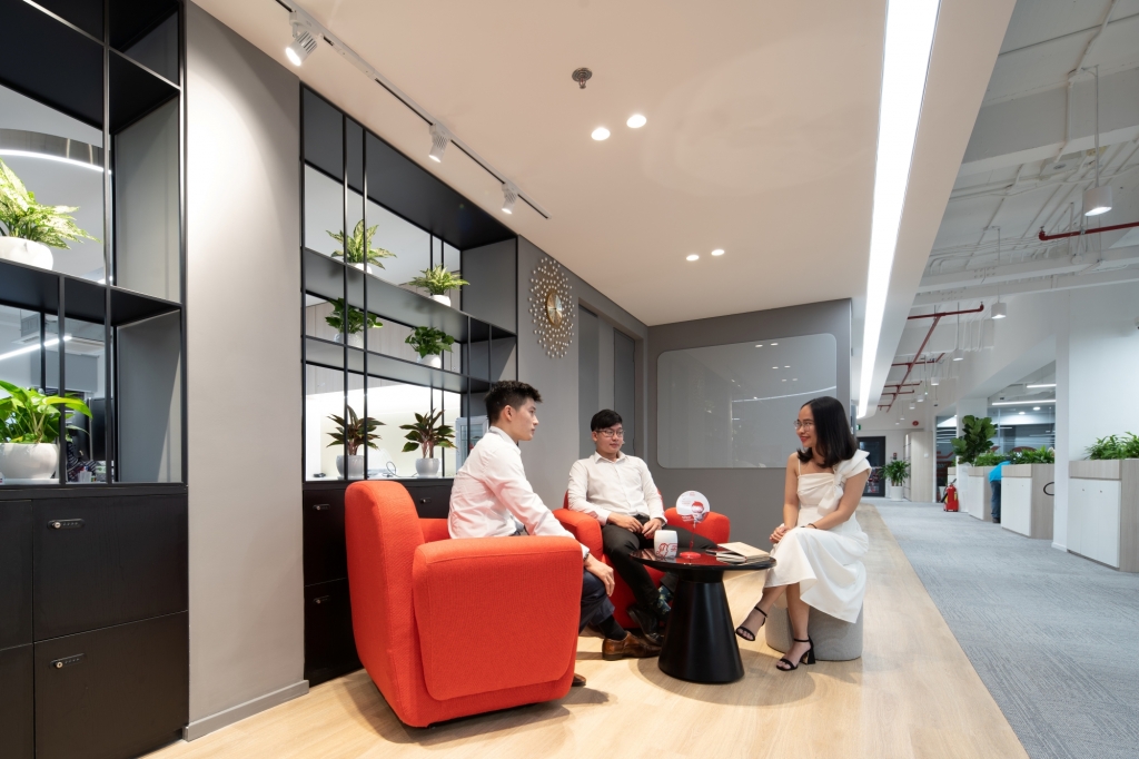 Không gian văn phòng có bố cục mở và kết nối với nhiều góc thư giãn, thảo luận nhằm khuyến khích sự tương tác và cũng giúp nhân viên lấy lại cân bằng trong công việc Không gian văn phòng có bố cục mở và kết nối với nhiều góc thư giãn, thảo luận nhằm khuyến khích sự tương tác và cũng giúp nhân viên lấy lại cân bằng trong công việc