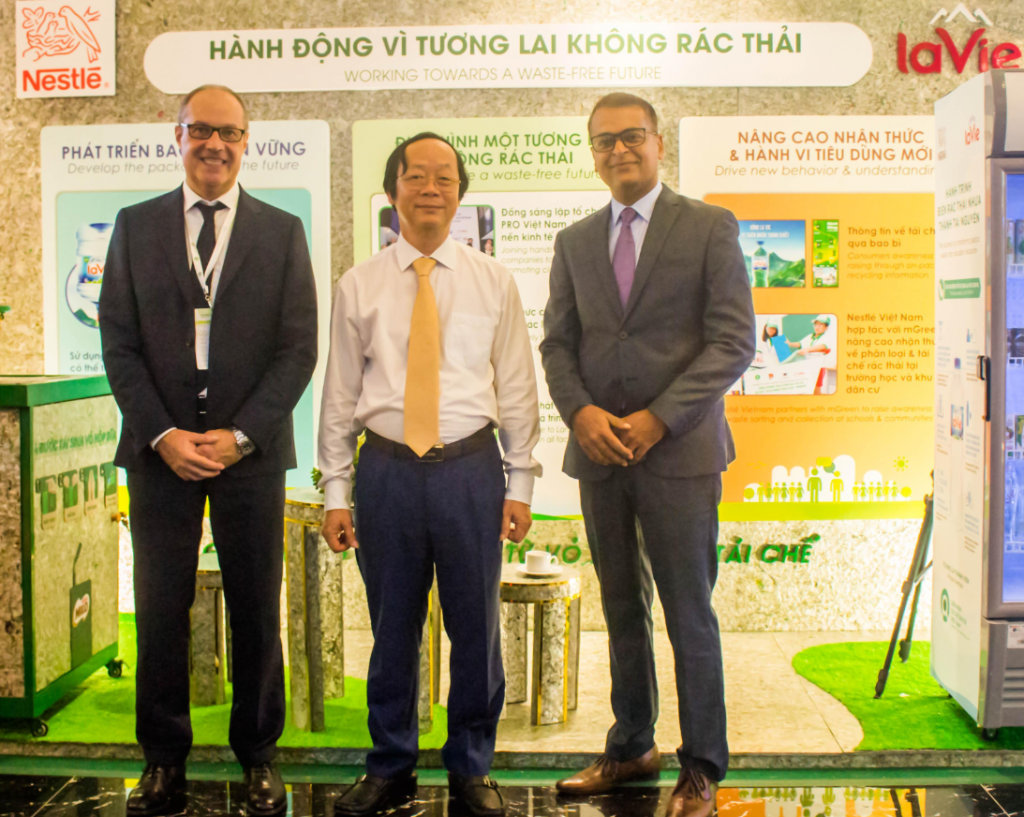 4. Ông Binu Jacob, Tổng giám đốc Nestlé Việt Nam giới thiệu ông Võ Tuấn Nhân, Thứ trưởng bộ Tài nguyên Môi trường các ứng dụng của vỏ hộp sữa sau sử dụng được tái chế tại sự kiện một năm ra mắt Tổ chức liên minh tái c