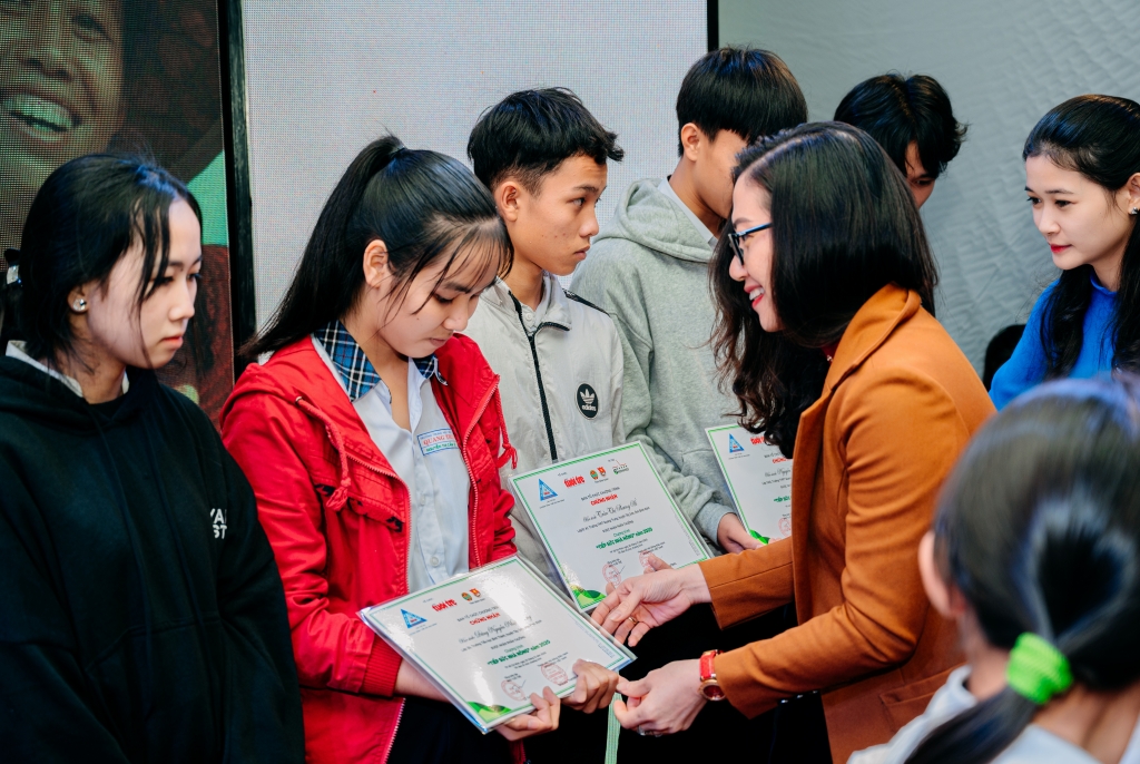 Ngoài ra, chương trình còn tạo điều kiện cho con em các gia đình tham gia có thành tích tốt sẽ được trao học bổng hằng năm, tùy theo học lực của các em.