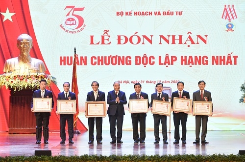 Thủ tướng trao thưởng cho các cá nhân có thành tích xuất sắc của Bộ Kế hoạch và Đầu tư - Ảnh: VGP/Quang Hiếu