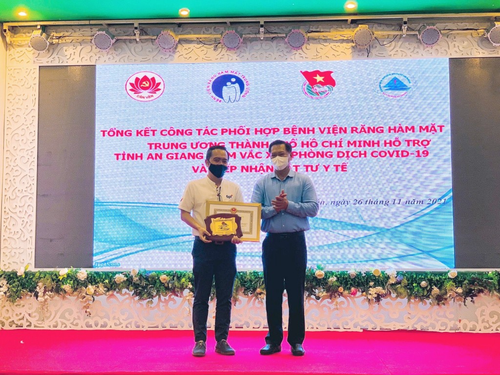 UBND An Giang trao tặng bằng khen tri ân đóng góp của TCPVN trong công tác phòng chống Covid-19 tại địa phương