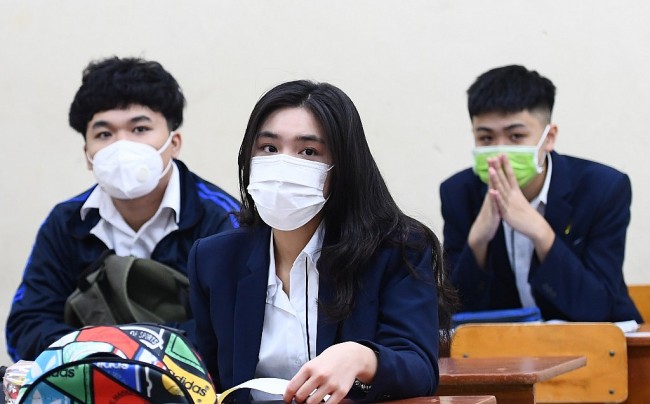 Khối cấp ba trở lại trường: Học sinh háo hức, phụ huynh lo lắng