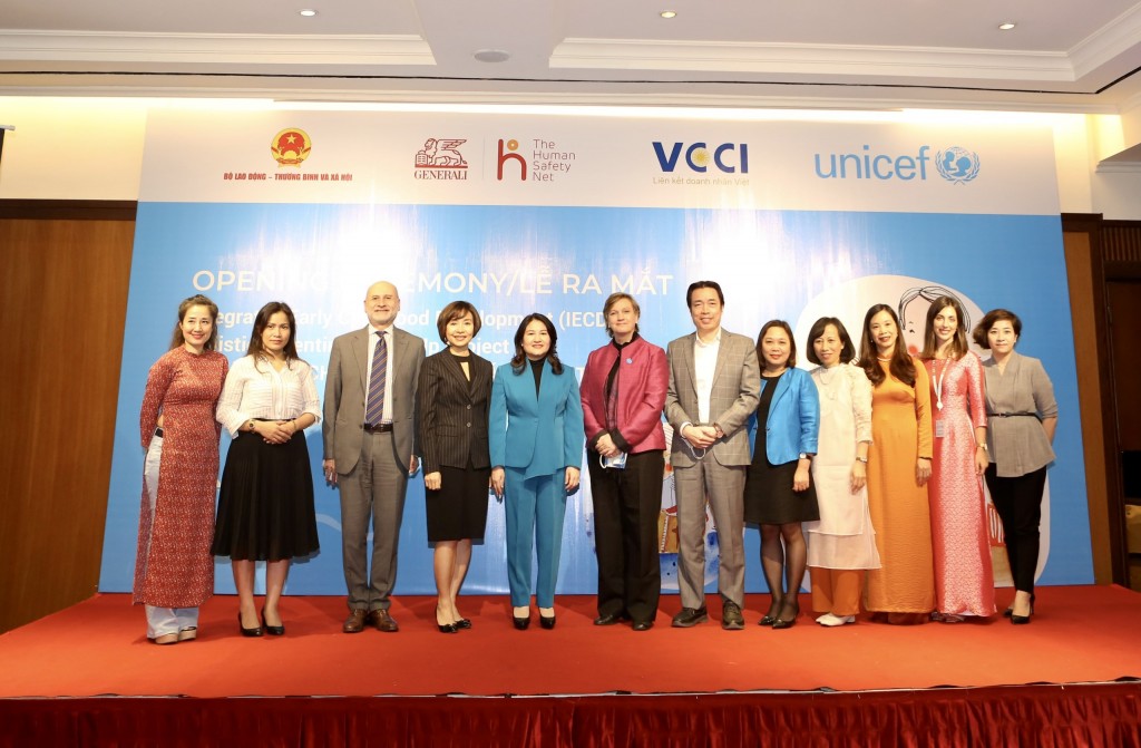 Hình 11: Generali và Tổ chức The Human Safety Net phối hợp cùng UNICEF, Bộ LĐ-TB&XH, Phòng TMCN Việt Nam ra mắt dự án “Làm Cha Mẹ trong Phát triển Toàn diện Trẻ Thơ”.