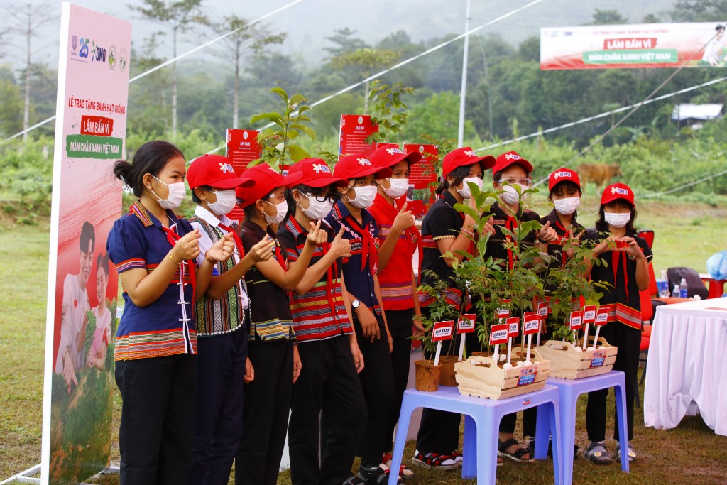 OMO trao tặng 40.000 banh hạt giống và thí điểm rải hạt giống bằng máy bay không người lái