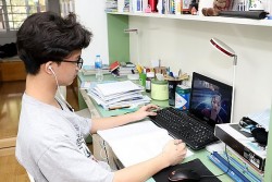 Hà Nội: Học sinh lớp 9 và lớp 12 của 25 phường, xã có dịch cấp độ 3 chuyển sang học trực tuyến