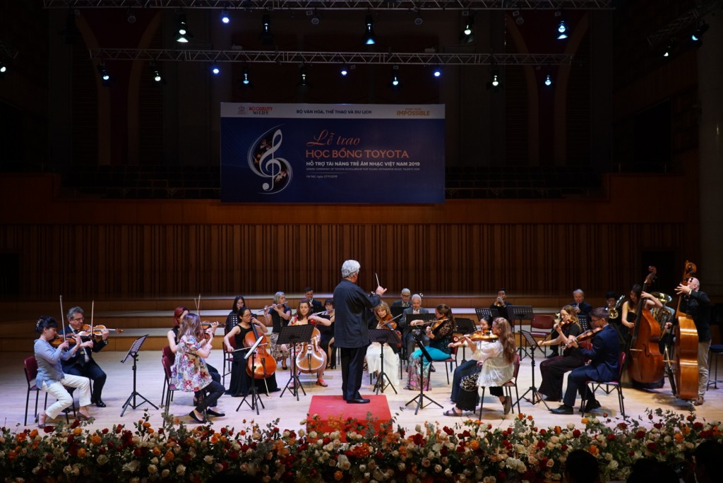 Tiết mục giao lưu của Dàn nhạc giao hưởng Anh Quốc cùng sinh viên Học viện âm nhạc QG VN trong Lễ trao học bổng Toyota 2019