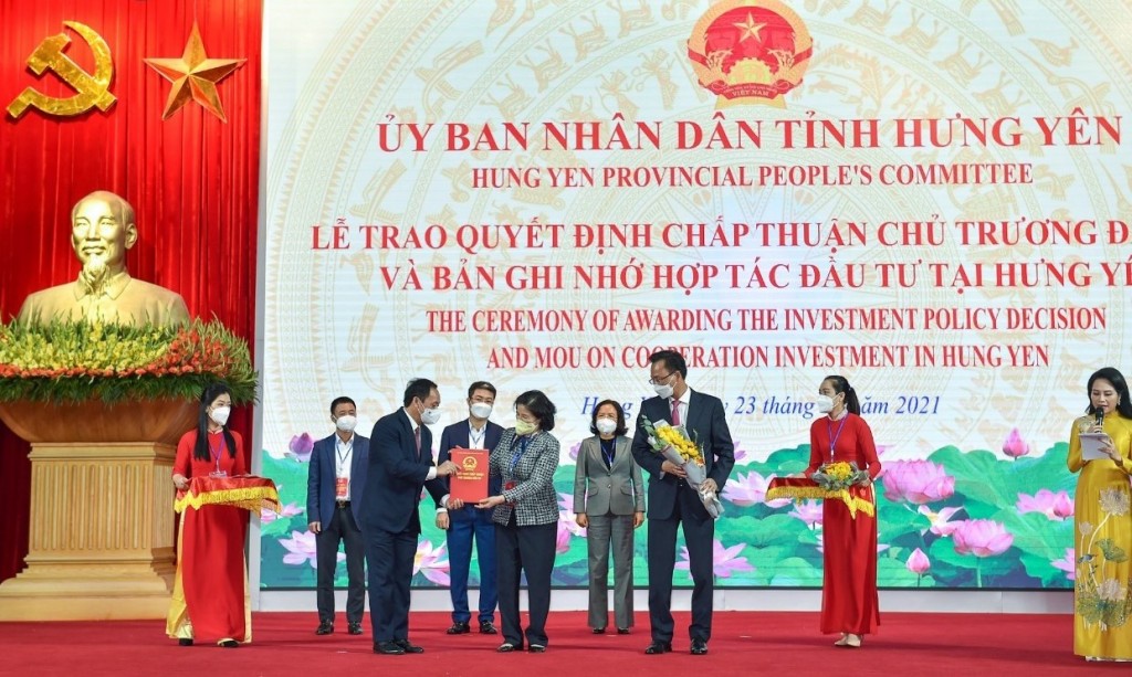 Ông Trần Quốc Văn – Chủ tịch tỉnh Hưng Yên trao quyết định đầu tư nhà máy sữa cho bà Mai Kiều Liên – Tổng Giám đốc Vinamilk kiêm Chủ tịch HĐQT Vilico