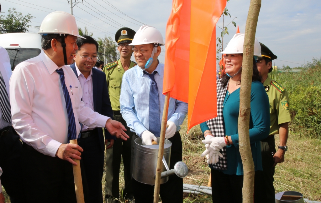 Phó Thủ tướng Thường trực Trương Hòa Bình cùng lãnh đạo tỉnh Bến Tre trồng cây trên các tuyến đường tại huyện Bình Đại.