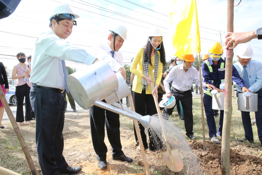 Phó Thủ tướng Thường trực Trương Hòa Bình cùng lãnh đạo tỉnh Bến Tre trồng cây trên các tuyến đường tại huyện Bình Đại