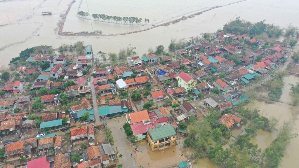 Miền Trung oằn mình trong bão lũ (Ảnh: Ngọc Thành)