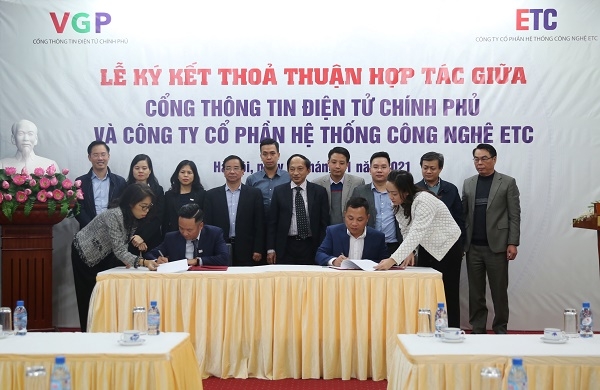 Ký kết thỏa thuận hợp tác giữa Cổng TTĐT Chính phủ và Công ty cổ phần hệ thống công nghệ ETC. Ảnh: VGP/Hoàng Giang