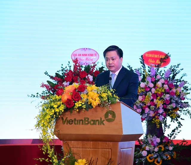 Chủ tịch VietinBank Lê Đức Thọ cho biết đã cắt giảm gần 5.000 tỷ đồng lợi nhuận từ việc hạ lãi suất cho vay, phí, thoái lãi để hỗ trợ doanh nghiệp, người dân trong năm 2020.