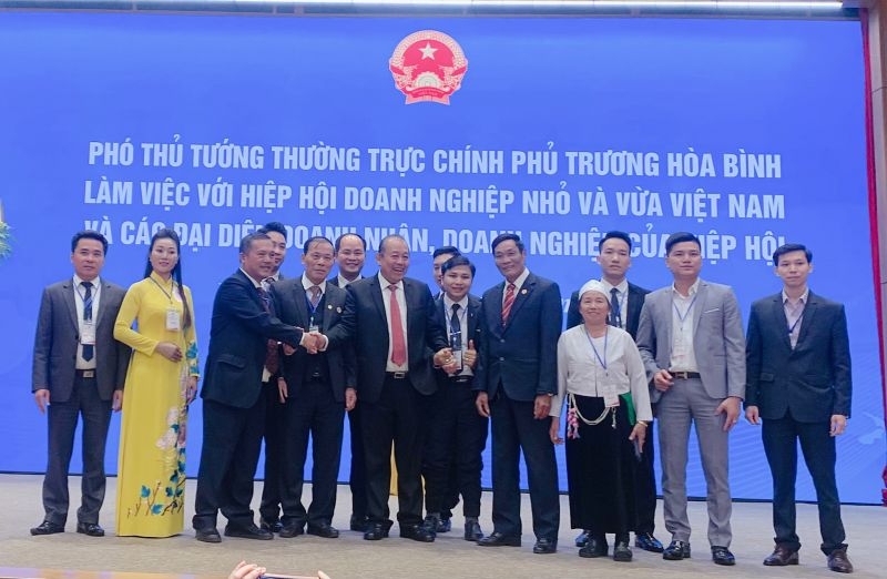 Đoàn đại biểu doanh nghiệp, doanh nhân tiêu biểu thuộc Hiệp hội Doanh nghiệp nhỏ và vừa Việt Nam (VINASME) chụp ảnh lưu niệm với Phó Thủ tướng Thường trực Trương Hòa Bình