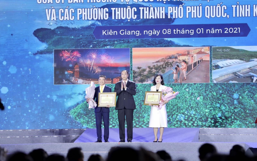 Lãnh đạo Kiên Giang trao kỷ niệm chương cho 2 nhà đồng tài trợ Sun Group và Bim Group