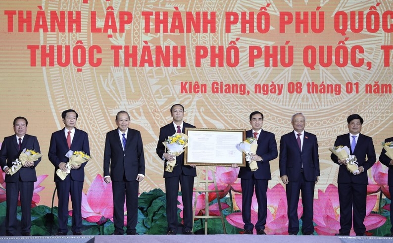 Phó Thủ tướng Thường trực Chính phủ Trương Hòa Bình trao Nghị quyết thành lập thành phố Phú Quốc cho Lãnh đạo địa phương 