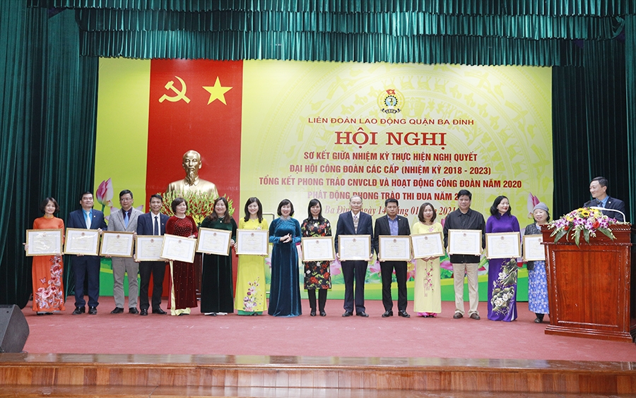 Chị Hoàng Phương - Chủ tịch Công đoàn (thứ 7 từ trái sang) nhận Bằng khen của LĐLĐ thành phố Hà Nội