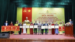 Công đoàn Dược phẩm Tâm Bình nhận Cờ thi đua của LĐLĐ Thành phố Hà Nội