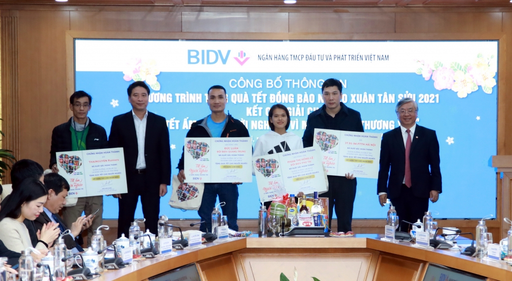 BIDV vinh danh các đội và vận động viên đạt thành tích cao trong giải chạy Tết ấm cho người nghèo