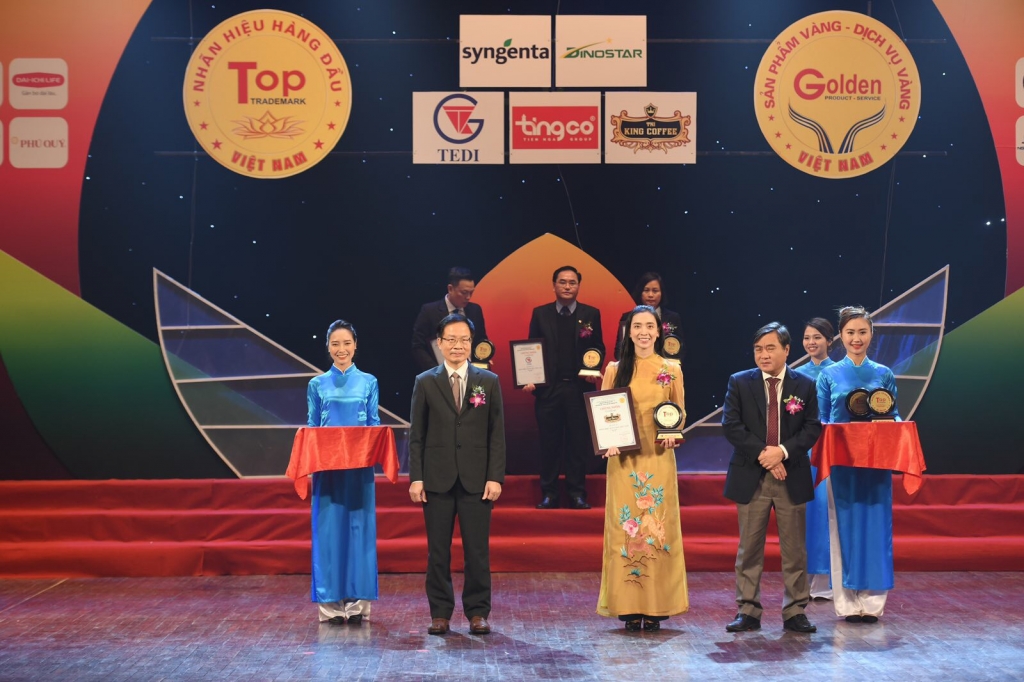 Bà Nguyễn Thi Minh Giang – đại diện Kingcoffee nhận chứng nhận