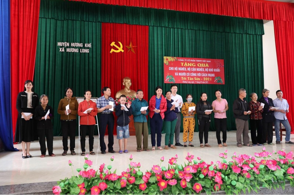 Các hộ nghèo và người có công với cách mạng tại xã Hương Long nhận những phần quà ấm áp từ Công ty TNH99