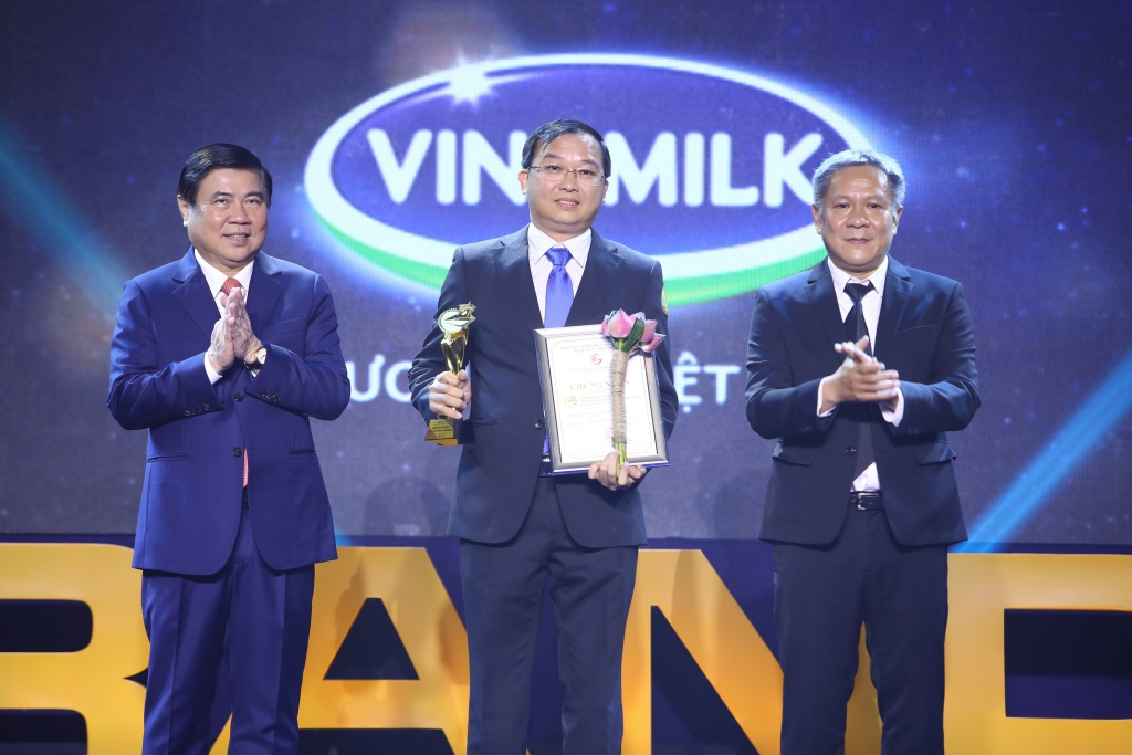 Ông Lê Thành Liêm, Giám đốc Điều hành Vinamilk đại diện Công ty nhận Danh hiệu “Thương hiệu vàng TP.HCM 2020” ngay trong lần đầu tiên tổ chức xét chọn