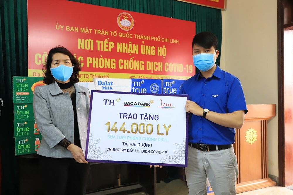 Trước diễn biến phức tạp của dịch COVID – 19, Tập đoàn TH đã gửi những ly sữa, nước trái cây đến tuyến đầu chống dịch và người dân đang cách ly.